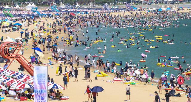 지난 16일 부산 해운대해수욕장에서 피서객들이 해수욕을 즐기고 있다. 김종진 기자 kjj1761@