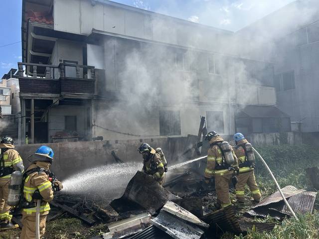 17일 오후 대구 달서구 진천동에 화재가 발생해 주민들이 대피하는 소동이 빚어졌다. 대구소방안전본부 제공