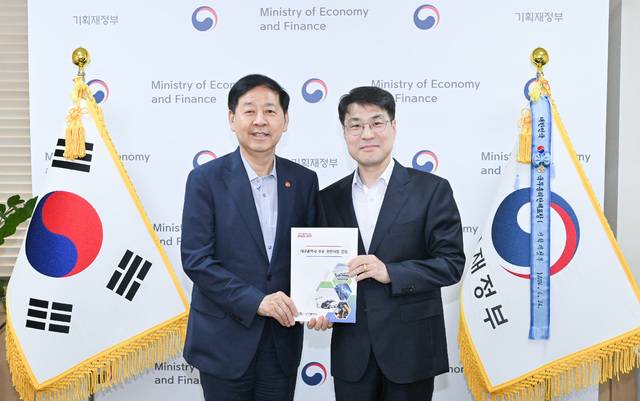 지난 14일 김정기 대구시장 권한대행과 구윤철 경제부총리 겸 기획재정부 장관이 지역 현안에 대해 의견을 나눈 후 기념사진을 찍고 있다. 대구시 제공