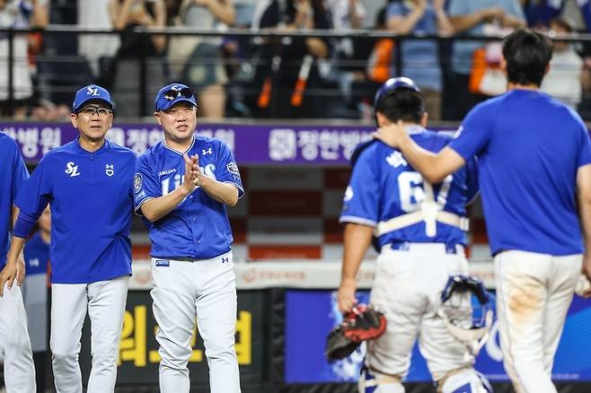 지난달 29일 대전 한화생명볼파크에서 열린 '2025 신한 SOL 뱅크 KBO리그' 한화 이글스전 승리 후 박진만 감독이 선수들에게 박수를 치고 있다. <삼성 라이온즈 제공>