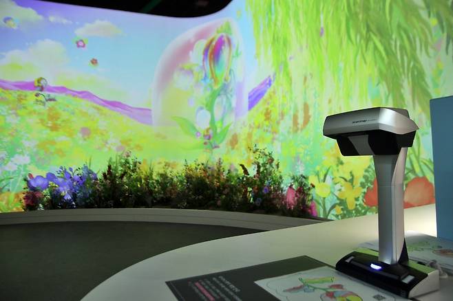 색칠 그림을 화면에 띄우는 전시물 ⓒ제주의소리