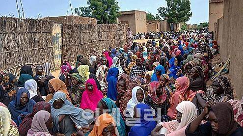 11일(현지시간) 수단 서부 알파시르에서 구호식량을 받기 위해 모인 주민들 (사진=AFP 연합뉴스)
