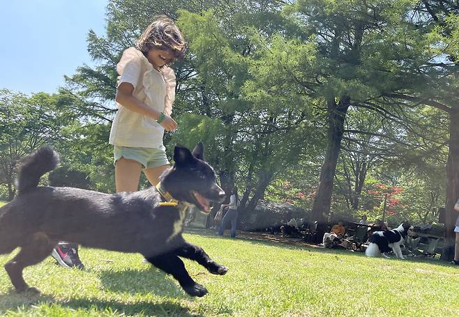 반려견 운동장에서 뛰어노는 A 씨의 딸과 루시(인스타그램 chewwwy.lucy 제공). ⓒ 뉴스1