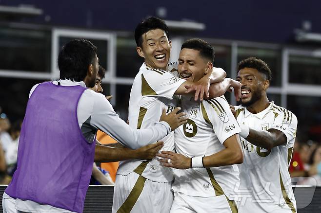 미국메이저리그사커(MLS) LA FC의 공격수 손흥민이 17일(이하 한국시간) 미국 매사추세츠 폭스버러의 질레트 스타디움에서 열린 2025 MLS 28라운드 뉴잉글랜드 원정 경기에서 선제골을 넣은 마르크 델가도와 기쁨을 나누고 있다. 손흥민은 이날 4-3-3 포메이션의 최전방 공격수로 선발 출전했다. ⓒ AFP=뉴스1