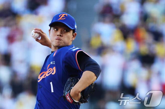 10일 오후 서울 송파구 잠실야구장에서 열린 프로야구 '2025 신한 SOL뱅크 KBO 리그' 한화 이글스와 LG 트윈스의 경기에서 한화 선발 문동주가 역투하고 있다. 2025.8.10/뉴스1 ⓒ News1 황기선 기자