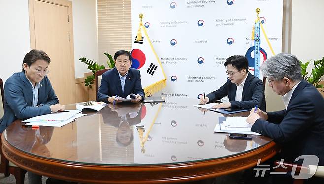 구윤철 경제부총리 겸 기획재정부 장관이 17일 오후 4시 '석유화학산업 사업재편 대책'을 주제로 열린 '관계 장관 현안 간담회'에서 논의하고 있다. (왼쪽부터) 권대영 금융위원회 부위원장, 구윤철 경제부총리, 김정관 산업통상자원부 장관, 남동일 공정거래위원회 부위원장. (기획재정부 제공) 2025.08.17 /뉴스1