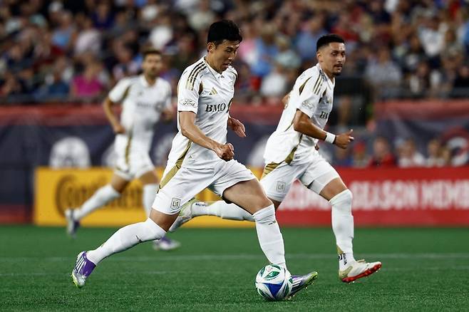 LAFC의 손흥민이 17일(한국시간) 미국 매사추세츠주 보스턴에 있는 질레트 스타디움에서 열린 2025 MLS 27라운드 뉴잉글랜드 레볼루션과 원정 경기에서 최전방 원톱으로 선발 출격해 드리블하고 있다. 사진 | 보스턴=AFP연합뉴스