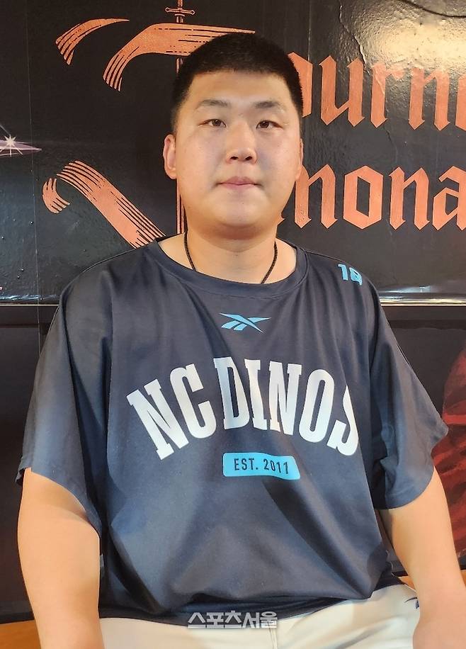 신민혁이 16일 한화와의 경기 후 만나 인터뷰를 하고 있다. 창원=김민규 기자 kmg@sportsseoul.com