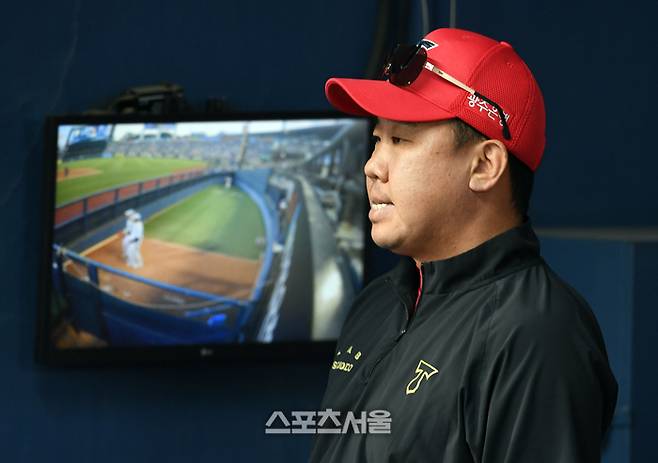 KIA 이범호 감독이 잠실구장에서 열린 2025 KBO리그 두산과 경기에서 선수들의 플레이를 지켜보고 있다. 잠실 | 박진업 기자 upandup@sportsseoul.com