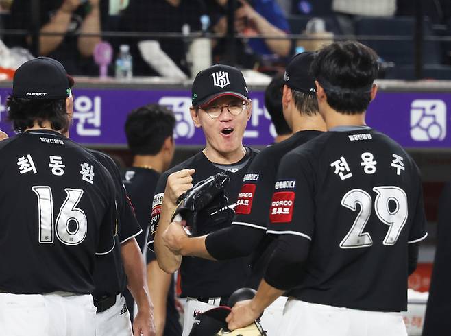 KT 이강철 감독이 기뻐하고 있다. 사진 | 연합뉴스