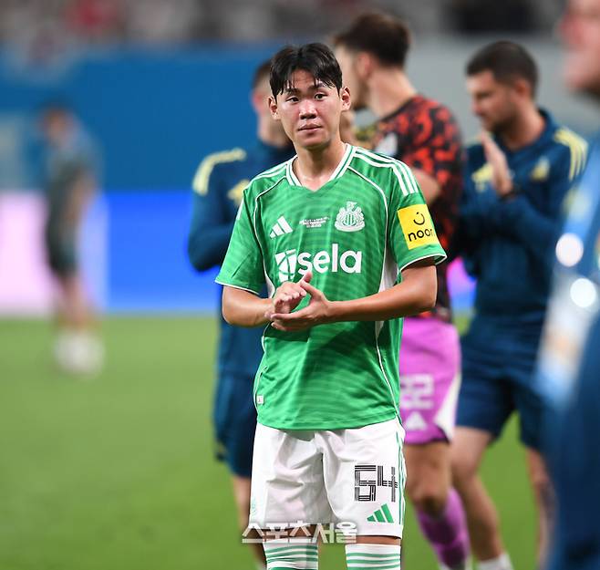 뉴캐슬 박승수가 3일 서울 월드컵경기장에서 열린 2025 쿠팡플레이 시리즈 토트넘과 경기 후 관중에 인사를 하고 있다.  2025. 8. 3. 최승섭기자 thunder@sportsseoul.com