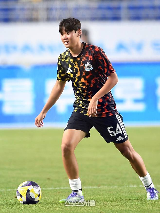 뉴캐슬 유나이티드의 박승수가 30일 수원월드컵경기장에서 열린 2025 쿠팡플레이시리즈 팀K리그와의 경기에 앞서 벤치로 향하고 있다. 2025. 7. 30.  수원 | 박진업 기자 upandup@sportsseoul.com