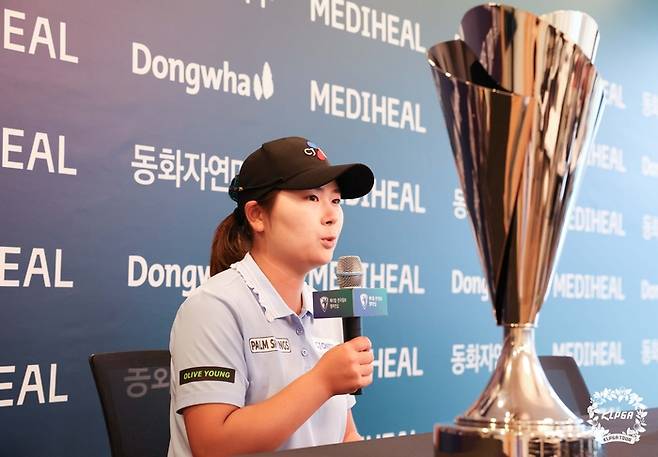 홍정민이 17일 몽베르CC에서 열린 KLPGA투어 메디힐·한국일보 챔피언십에서 우승한 뒤 소감을 밝히고 있다. 사진 | KLPGA