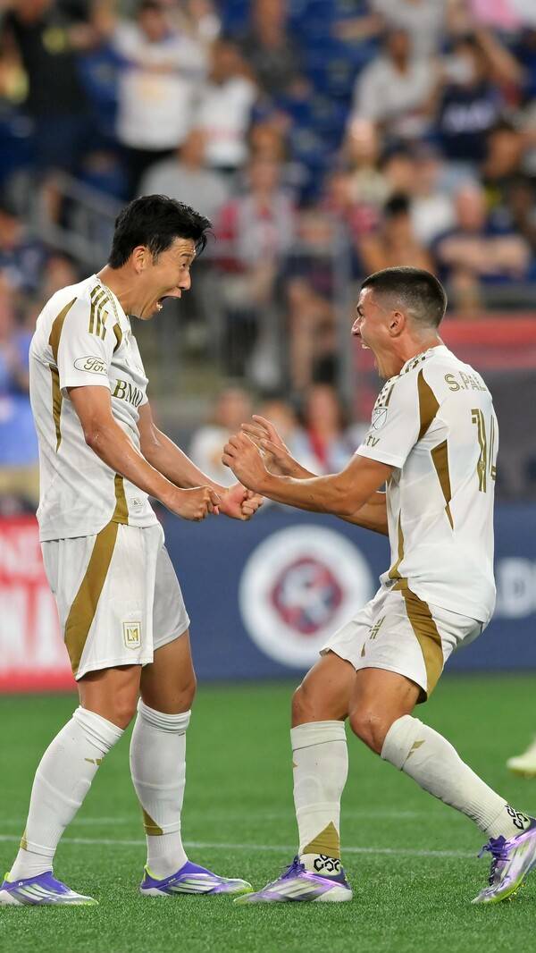 17일 오전(이하 한국시각) 미국 매사추세츠주 폭스버러의 질레트 스타디움에서 열린 뉴잉글랜드와의 2025 MLS 정규리그 27라운드 원정 경기에 선발 출전해 1호 도움을 올린 손흥민이 팀 동료와 기뻐하고 있는 모습. /사진=LAFC