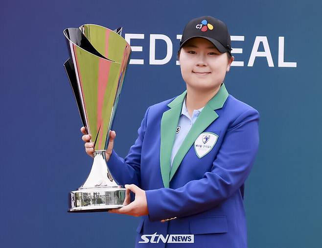 17일 경기도 포천시에 위치한 몽베르 컨트리클럽 가을ㆍ겨울 코스(파72)에서 열린 KLPGA 투어 메디힐ㆍ한국일보 챔피언십(총상금 10억원)에서 우승한 홍정민이 우승 트로피를 들고 포즈를 취하고 있다. /사진=손진현 기자
