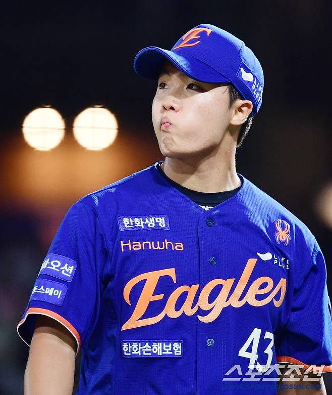 15일 창원NC파크에서 열린 NC와 한화의 경기. 6회 투구 후 마운드를 내려오는 한화 정우주. 창원=송정헌 기자songs@sportschosun.com/2025.08.15/