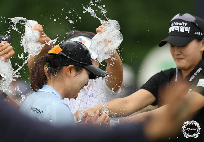 홍정민 메디힐 한국일보 챔피언십 FR  우승 축하 물세례