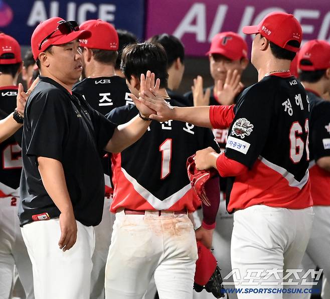 7일 부산 사직야구장에서 열린 KIA와 롯데의 경기, KIA가 6대5로 승리했다. 이범호 감독이 정해영을 맞이하고 있다. 부산=허상욱 기자wook@sportschosun.com/2025.08.07/