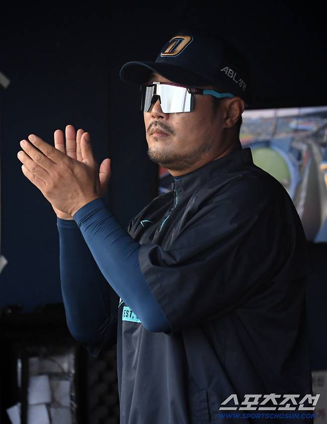 14일 잠실구장에서 열린 두산 베어스와 NC 다이노스의 경기. 이호준 감독이 경기를 지켜보고 있다. 잠실=박재만 기자 pjm@sportschosun.com/2025.08.14/