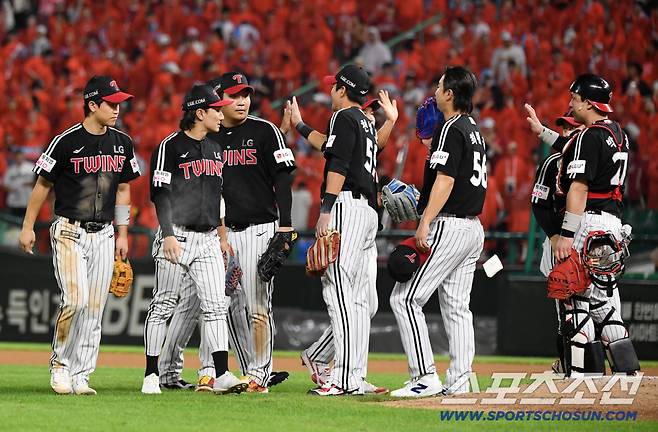 17일 인천 SSG랜더스필드에서 열린 SSG 랜더스와 LG 트윈스의 경기. 승리한 LG 선수들이 기뻐하고 있다. 인천=박재만 기자 pjm@sportschosun.com/2025.08.17/