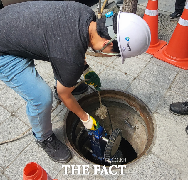 밀폐공간 질식 사고의 주된 원인은 공간 내 산소 결핍이나 유해가스 중독이다. 사진은 영등포구청 직원이 맨홀을 개방해 하수관 내부의 상태를 정밀 진단하고 있는 모습. 기사 내용과는 무관. /정소양 기자