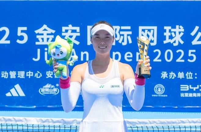ITF W15 중국 루안대회에서 우승한 정보영