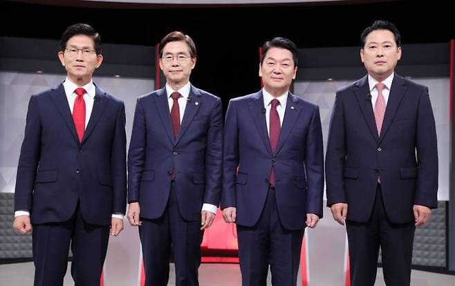 국민의힘 당 대표 선거에 출마한 후보들이 17일 서울 여의도 KBS에서 열린 2차 텔레비전 토론회에 앞서 기념 촬영을 하고 있다. 연합뉴스