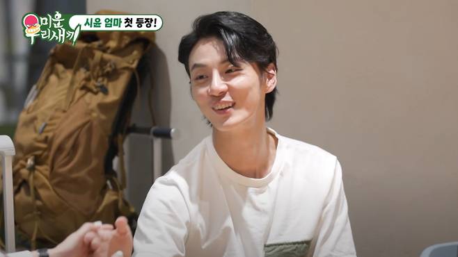 배우 윤시윤이 SBS '미운 우리 새끼'(미우새)에서 어머니와 함께 떠나는 여행 준비 과정을 공개했다. 철저한 준비성을 자랑하는 윤시윤과 달리, 어머니는 잠자는 방을 따로 쓰자고 제안해 윤시윤을 당황하게 했다. "엄마 뱃속에서 같이 살았잖아요"라는 아들의 항변에도 "그건 옛날 말"이라며 자유로운 잠자리를 원하는 어머니의 모습은 유쾌한 웃음과 함께 새로운 모자 관계를 보여주며 본 방송에 대한 기대감을 높였다.