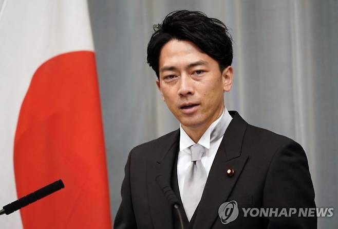 차기 일본 총리로 거론되는 고이즈미 신지로 일본 농림수산상이 광복절이자 일본의 '종전기념일'인 15일 야스쿠니 신사를 참배했다. 고이즈미는 한국을 다녀간 뒤 4일만에 야스쿠니를 참배했다. 사진은 고이즈미가 환경상(환경부 장관)으로 2020년 9월 16일 기자회견을 하고 있는 모습./연합뉴스