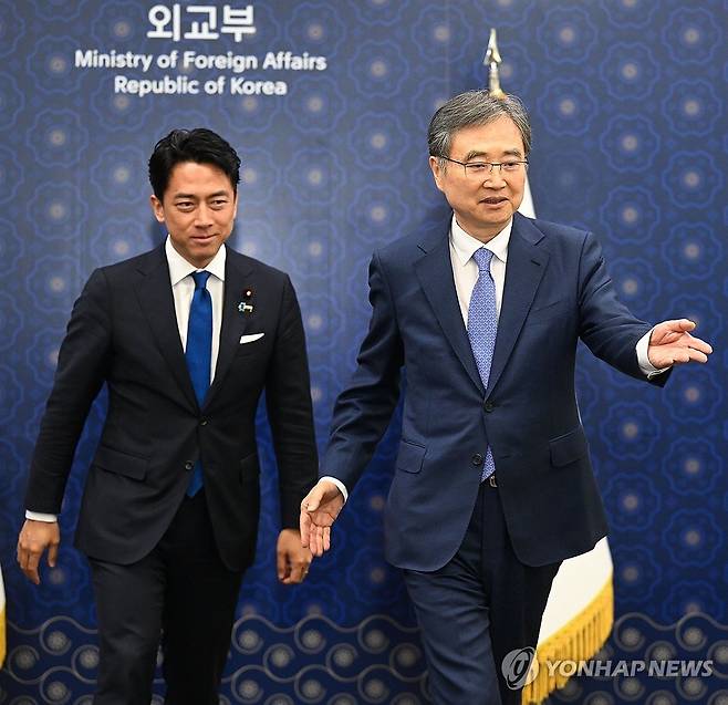 조현 외교부 장관이 11일 외교부 접견실에서 고이즈미 신지로 일본 농림수산상과 면담을 위해 이동하고 있다./연합뉴스