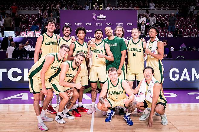 호주 선수들이 2025 FIBA 아시아컵 준결승에서 이란을 대파한 뒤 포즈를 취한 모습. /FIBA 홈페이지