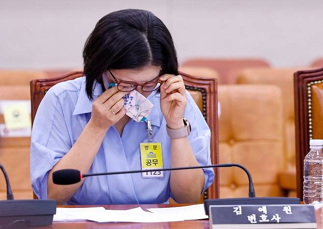 김예원 장애인권법센터 대표가 지난 7월 9일 국회 법제사법위원회에서 열린 검찰 개혁 법안 공청회에서 법안 반대 이유를 진술하다 눈물을 닦고 있는 모습. /뉴스1