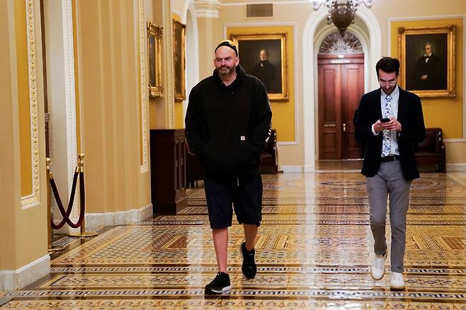 존 페터먼 미국 상원의원(민주당)이 2023년 11월 후드티에 반바지를 입고 미국 워싱턴 국회의사당을 통과하고 있다. /연합뉴스