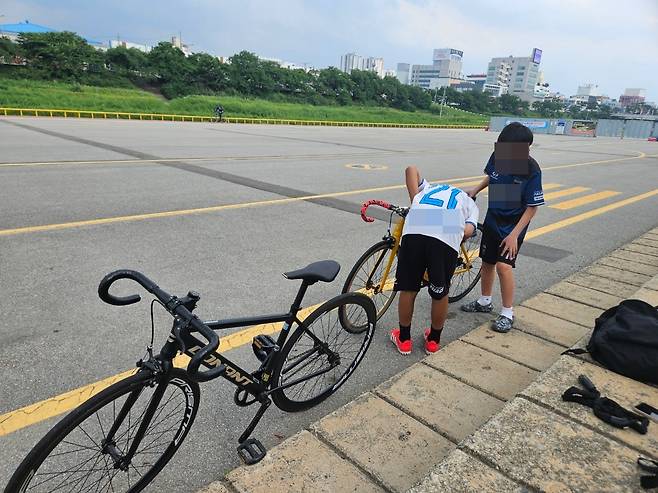 충북 청주시 무심천 체육공원에서 초등학생들이 픽시 자전거를 타고있다./뉴스1
