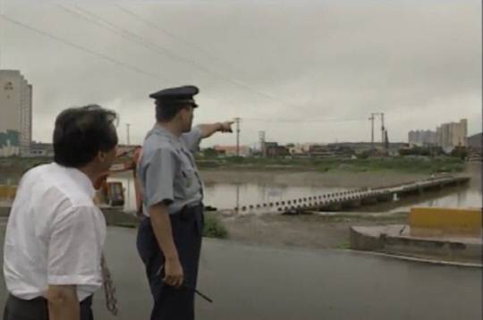 지난 1994년 8월 18일, KBS 뉴스9에서 '대천 영유아 연쇄유기살인사건'을 보도하고 있다. 화면은 아이들이 연속해서 사라졌다가 발견된 대천시 대천동의 대천변 부근을 가리키고 있는 경찰의 모습. KBS뉴스 영상 캡쳐