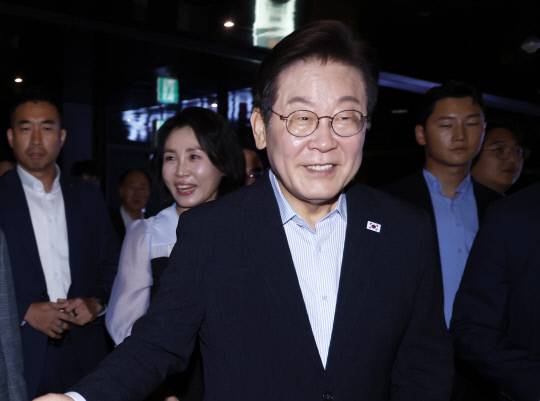 이재명 대통령과 김혜경 여사가 17일 서울 용산CGV에서 '독립군:끝나지 않은 전쟁' 관람 후 시민들과 인사하고 있다. 연합뉴스