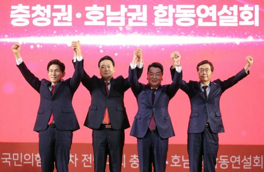 국민의힘 당 대표 주자들이 13일 대전 서구 배재대학교에서 열린 '충청·호남권 합동연설회'에서 당원들을 향해 인사하고 있다. 김영태 기자