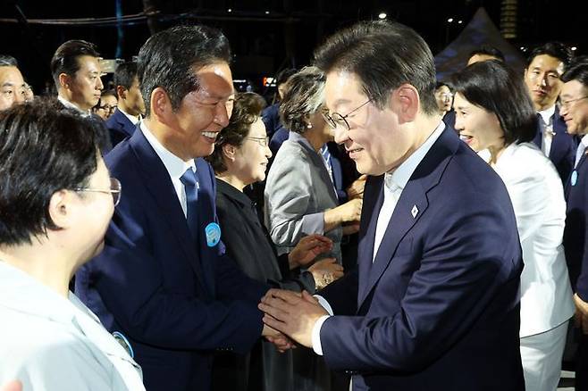 이재명 대통령이 15일 서울 세종대로 광화문광장에서 열린 21대 대통령 국민임명식 '광복 80년, 국민주권으로 미래를 세우다' 행사에서 정청래 더불어민주당 대표와 인사하고 있다. ⓒ뉴시스