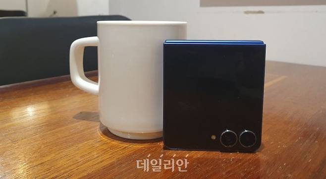 갤럭시 Z 플립7 블루 쉐도우. 손바닥에 꽉 차는 크기로 한 손에 쥐기 적당하다.ⓒ데일리안 조인영 기자