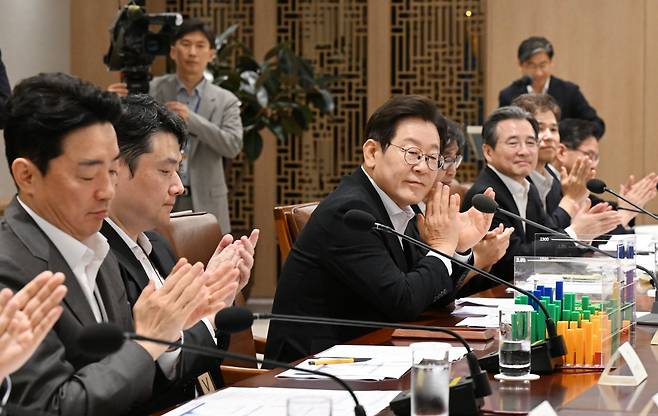 이재명 대통령이 13일 서울 용산 대통령실 청사에서 열린 ‘나라재정 절약 간담회’에서 참석자 소개에 박수를 치고 있다. 대통령실사진기자단.