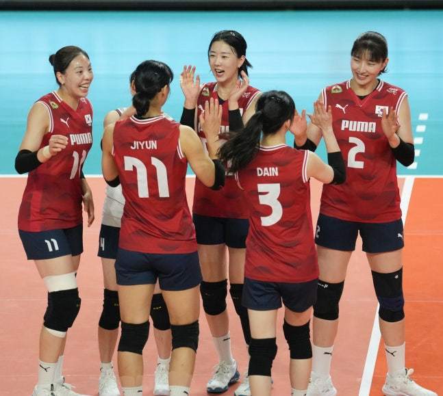 한국 여자배구 대표팀 선수들이 16일 경남 진주체육관에서 열린 2025 코리아인비테이셔널 진주 국제여자배구대회에서 일본에 승리한 뒤 기뻐하고 있다. 한국은 이번 대회에서 일본에 유일한 1승을 거두며 1승 4패로 대회를 마쳤다. 대한배구협회 제공