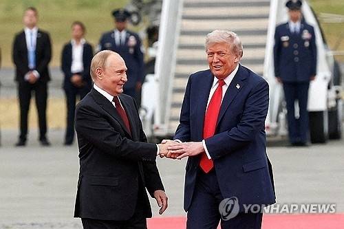 15일 알래스카에서 만나 악수하는 트럼프 미국 대통령과 푸틴 러시아 대통령. 로이터 연합뉴스