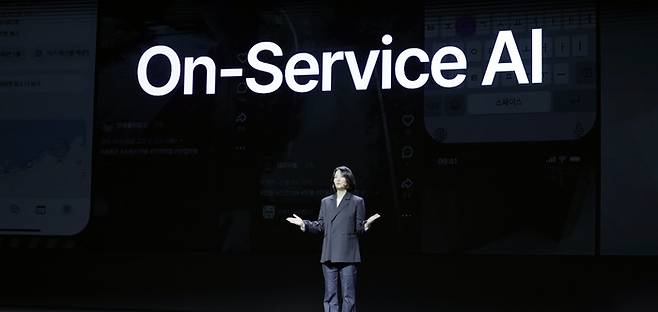 최수연 네이버 대표가 지난해 11월 11일 서울 강남구 코엑스에서 열린 DAN 24에서 '온 서비스 AI(On-Service AI)'에 대해 발표하고 있다. 〈자료 네이버〉