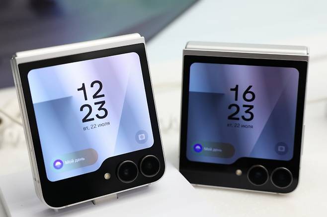 삼성전자의 갤럭시 Z플립7 폴더폰이 7월 22일(현지시간) 러시아 오케아니야 쇼핑센터에 진열돼 있다. 타스 연합