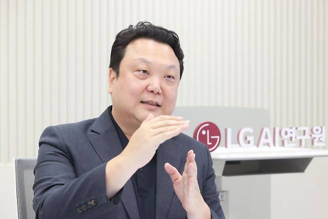 김유철 LG AI연구원 전략부문장이 '엑사원' 모델의 강점에 대해 말하고 있다. LG AI연구원 제공