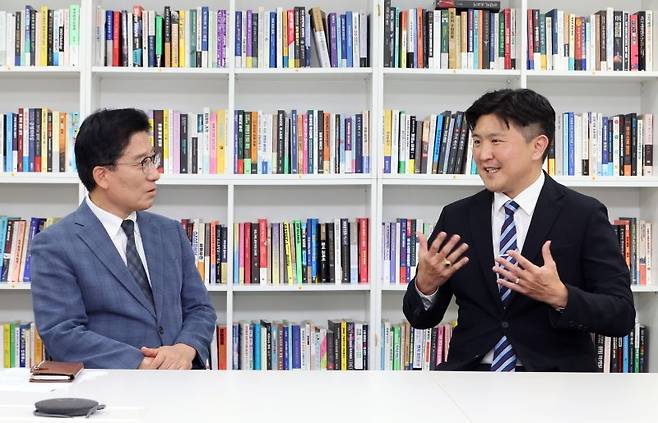 석병훈 이화여대 경제학과 교수(오른쪽)가 지난 13일 서울 서초구 파이낸셜뉴스 본사에서 노동일 파이낸셜뉴스 주필과 대화하고 있다. 석 교수는 도널드 트럼프 미국 대통령이 오는 25일 한미 정상회담에서 유리한 조건을 끌어내려 할 수도 있다면서 우리나라가 포괄적·점진적환태평양경제동반자협정(CPTPP)에 가입해야 한다고 조언했다. 사진=박범준 기자
