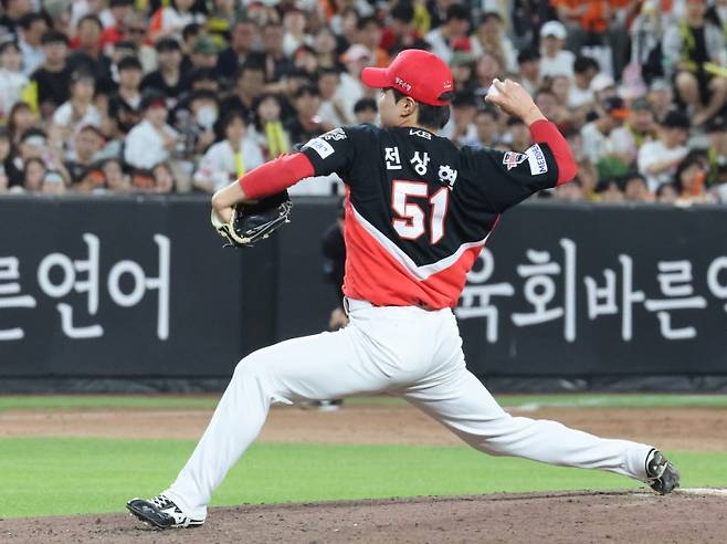 마무리로 등판한 첫날 전상현 마저도 불운과 실책이 겹치며 경기를 지켜내지 못했다.뉴스1