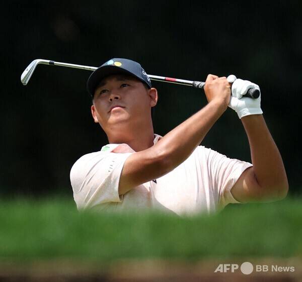 2025년 미국프로골프(PGA) 투어 플레이오프 2차전 BMW 챔피언십에 출전한 김시우 프로가 3라운드 3번홀에서 티샷을 한 후 공을 바라보는 모습이다. 사진제공=ⓒAFPBBNews = News1 (사진을 무단으로 사용하지 마십시오.)