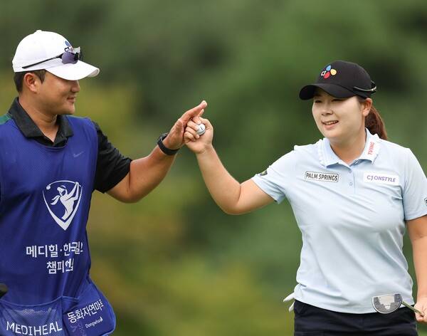 2025년 한국여자프로골프(KLPGA) 투어 메디힐·한국일보 챔피언십 우승을 차지한 홍정민 프로가 최종라운드에서 경기하는 모습이다. 홍정민은 이번 대회 우승과 함께 KLPGA 투어 72홀 최소타(최저타, 최소 스트로크) 기록을 세웠다. 사진제공=KLPGA (사진을 무단으로 사용하지 마십시오.)