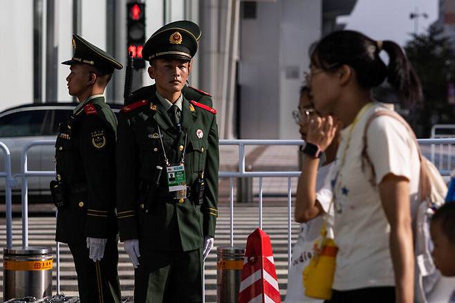 16일 오후 중국 베이징 왕푸징에서 ‘중국 인민의 항일전쟁 승리 및 세계 반파시스트 전쟁 승리 80주년’ 기념 군사 퍼레이드 리허설을 앞두고 무장 경찰들이 경비를 서고 있다. 로이터 연합뉴스